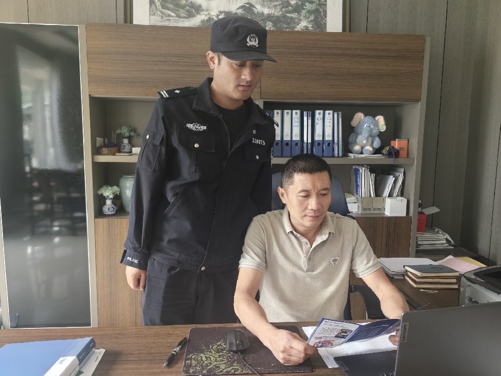南京華旭機械有限公司 | 石湫派出所民警在我司開展打擊整治網絡謠言主題宣傳活動